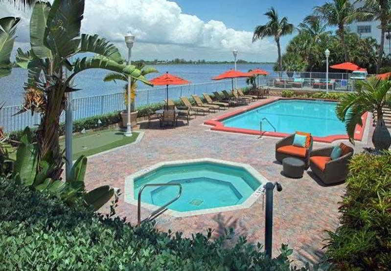 Fairfield Inn And Suites By Marriott Palm Beach Exterior foto